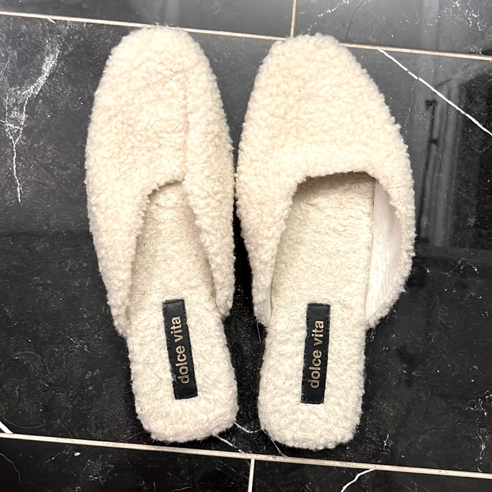 Dolce Vita Faux Fur White Flats/Slippers Size